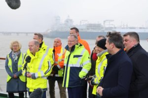 O. Scholzas iškilmingai atidarė pirmąjį Vokietijoje SGD terminalą