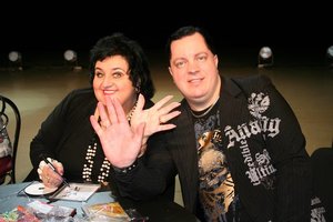 Šventiškame koncerte A. Manikas buvo apipiltas dovanomis, o V. Katunskytę aplankė gydytojas