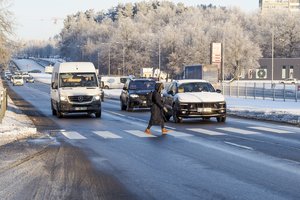 Visus vairuotojus perspėja dėl plikledžio pavojaus: antradienį siūlo dirbti iš namų