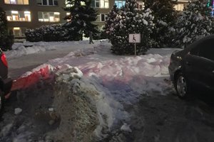 Negalėjo atsistebėti prie poliklinikos sniegu užkrauta neįgaliųjų aikštele: žiūrėkite, kokios sąlygos