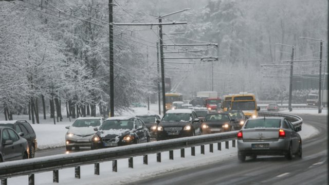 Sinoptikai prognozuoja, kad sniegas maišysis su lietumi: eismo sąlygas sunkins plikledis