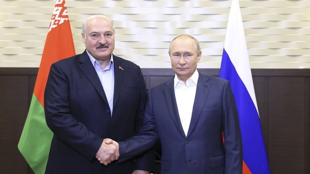 A. Lukašenka susitikime su V. Putinu prakalbo apie vienybę su Maskva: ragina plėsti karinį bendradarbiavimą