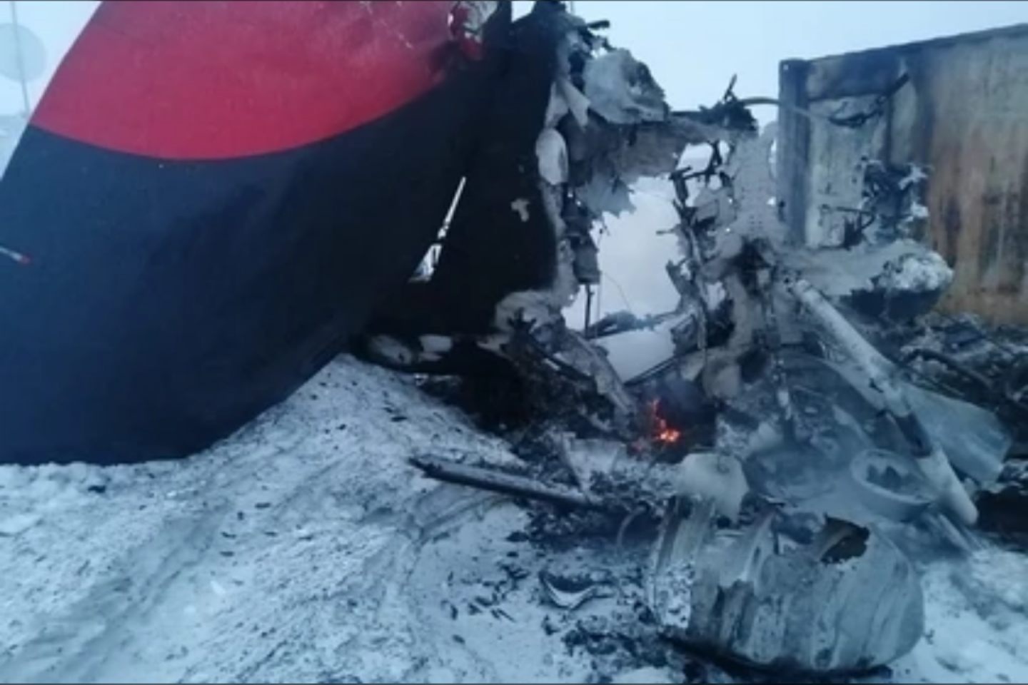   Magadano regione sudužusio sraigtasparnio „Mi-8T“ nuolaužos.