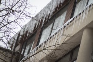 Tirpstantis sniegas kelia pavojų ne tik pastatams, bet ir žmonėms: ko nedelsdami privalo imtis savininkai