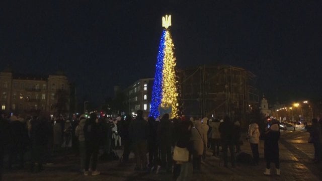 Kyjive sužibo Kalėdų eglė: žaliaskarę puošia šalies vėliavos spalvos