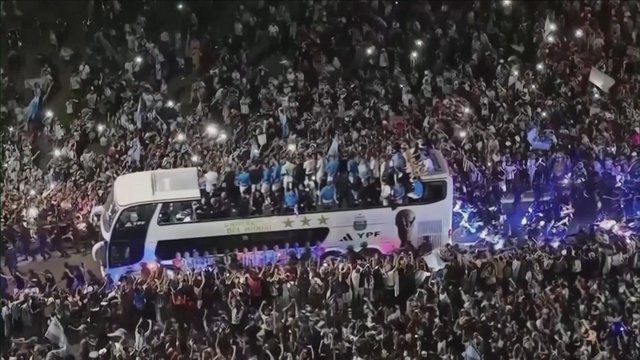 Tūkstančiai argentiniečių susibūrė į futbolo komandos pasitikimą – dėl pergalės paskelbtas net laisvadienis