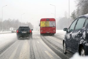 Ragina nepermesti kaltės kitiems: slidžiuose keliuose patys vairuotojai nežino elementarių dalykų