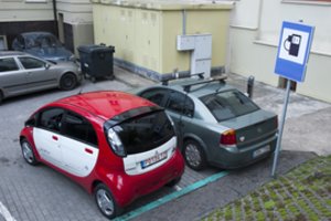 Išanalizavo, kiek skirtingų markių elektromobiliai nuvažiuoja žiemą: štai ir rezultatai