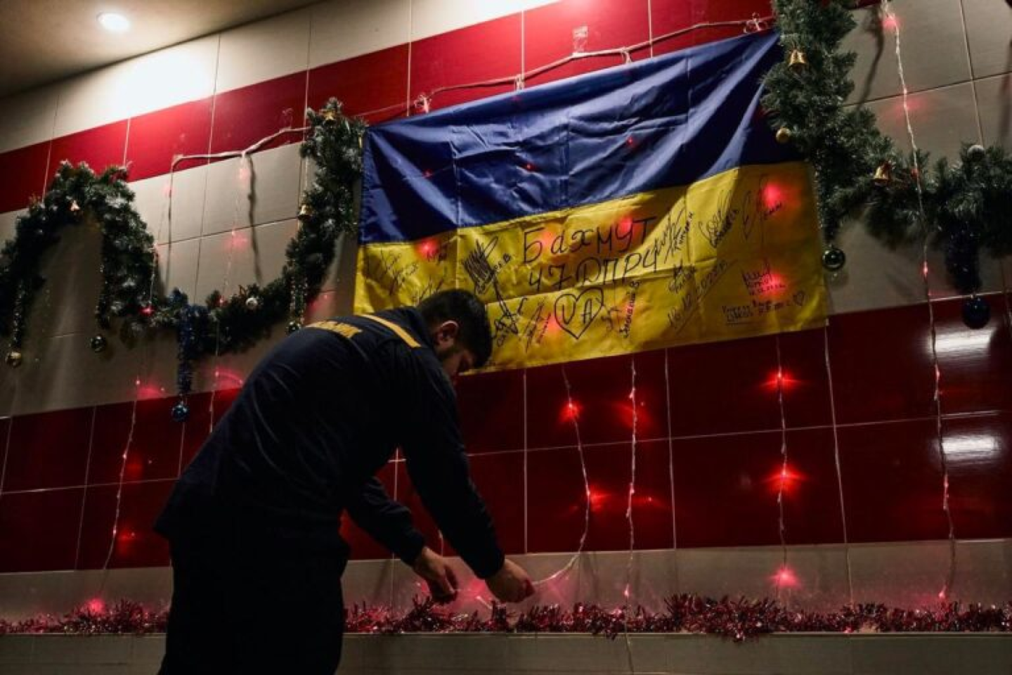 Ukrainos valstybinės nepaprastųjų situacijų tarnybos gelbėtojai Bachmute puošia savo bazę Kalėdų švenčių proga.<br>Konstantino Liberovo / war.ukraine.ua nuotr.