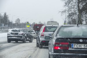 Atsargiai: didesnio intensyvumo keliai šlapi, provėžoti ir slidūs