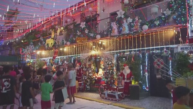Filipinų gatvėsė – tikra kalėdinė pasaka: šimtai šventinių lempučių ir dekoracijų pritraukia minias lankytojų