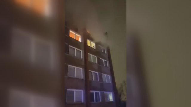 Trečiadienio naktį Klaipėdoje liepsnojo bendrabutis: evakuota dešimtys žmonių 