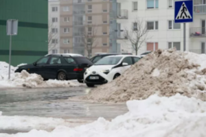 Pajūrio kelininkai nespėjo susitvarkyti su sniegu, tačiau jau kaupia jėgas potvynio tramdymui
