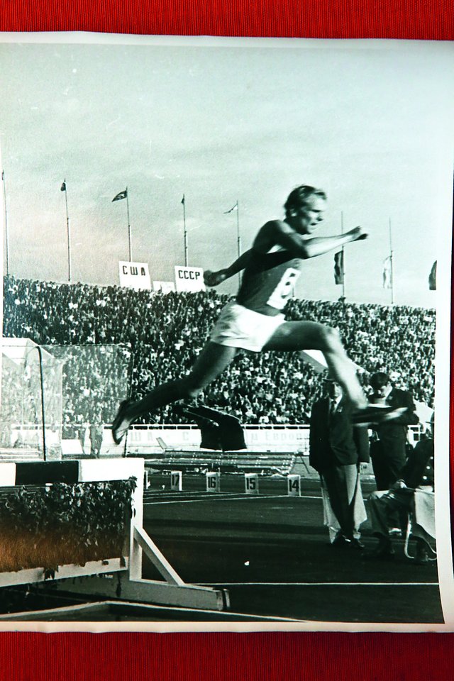 Miuncheno olimpiniame stadione 1972 metais startavęs R.Bitė užėmė septintąją vietą, o vidutinio nuotolio bėgikė Nijolė Sabaitė-Razienė iškovojo sidabro medalį.<br>Nuotr. iš asmeninio albumo