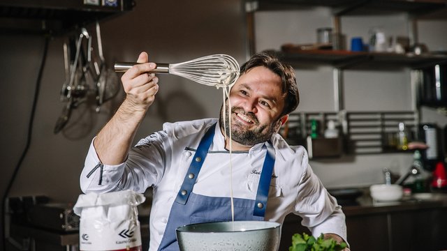 „Maisto Kūrėjai“: naujame projekte virtuvės šefas R. Bolgovas parodys, kaip tradicinius patiekalus paversti moderniais