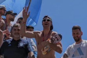 E. Martinezas neatstoja nuo K. Mbappe – pergalės parade tyčiojosi iš prancūzo lėlės