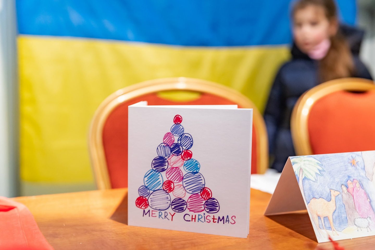 Gruodžio 28 d., nuo 16 iki 19 val., prie kalėdinės eglės ukrainiečių vaikus pasitiks šimtai savanorių, kurie keps spurgytes, vaišins arbata, karštu šokoladu.<br> Pranešimo spaudai nuotr.