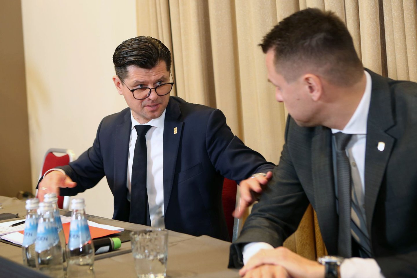 LFF prezidentas T.Danilevičius (kairėje) ir atsakingasis sekretorius Edgaras Stankevičius. <br> M.Patašiaus nuotr. 
