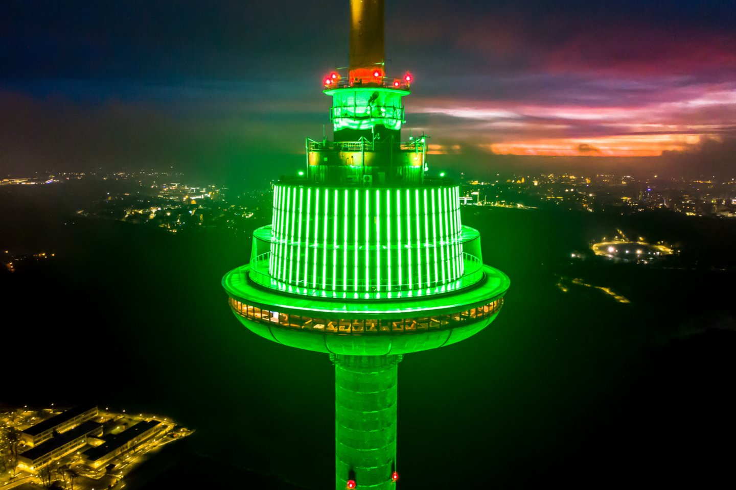 Didžiąsias šių metų šventes Vilniaus TV bokštas pasitinka žaliai apšviestas galingų prožektorių.<br>Vilniaus TV bokšto nuotr.