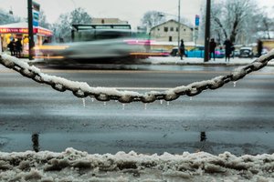 Eismo sąlygos reikalaus susikaupimo: šiąnakt vairuotojų lauks plikledis, pažliugęs sniegas