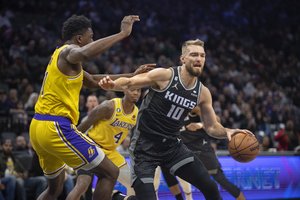 Komandai dirbęs, tačiau įspūdingą statistiką rinkęs D. Sabonis privertė kapituliuoti L. Jameso „Lakers“