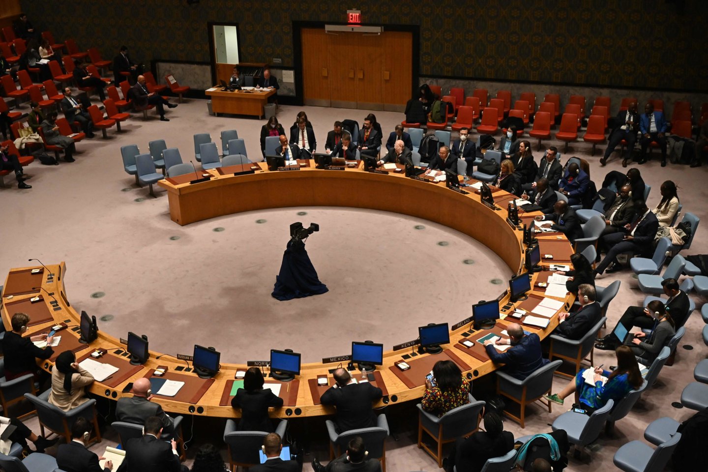 Bendras vaizdas rodo Jungtinių Tautų Saugumo Tarybos posėdį per balsavimą dėl rezoliucijos projekto, kuriame raginama nedelsiant nutraukti smurtą Mianmare ir paleisti politinius kalinius, JT būstinėje Niujorke 2022 m. gruodžio 22 d.<br>AFP/Scanpix nuotr.