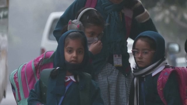 Tvyraujantis rūkas Indijoje sunkina gyvenimo sąlygas: nuogąstaujama dėl moksleivių sveikatos