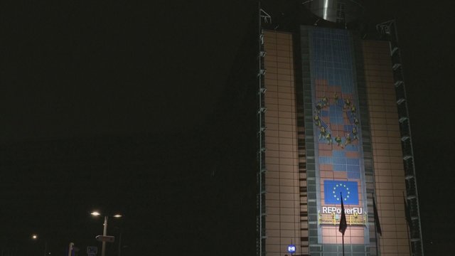 Briuselis solidarizuojasi su Ukraina – užgesino šviesas ES pastatuose