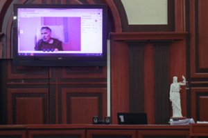 Pasiligojęs M. Saakašvilis vaizdo ryšiu pasirodė Sakartvelo teisme