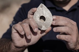 Kristaus pribuvėjos vardu pavadintame kape aptikti istoriniai artefaktai