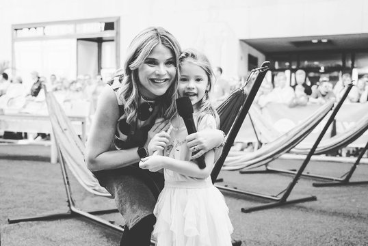 Tiesioginiame eteryje George'o Busho dukrai teko raudonuoti dėl apatinių