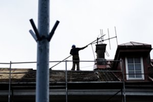 Šviežiai priimtą Statybų įstatymą jau vadina skandalu: ir toliau šiltnamiai virs gyvenamaisiais namais, o dušinės vilomis