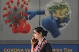 Indija atsitiktine tvarka testuos iš užsienio atvykstančius keliautojus dėl COVID-19