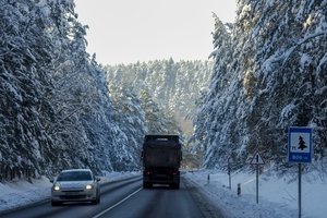 Įspėja per šventes masiškai po Lietuvą keliausiančius vairuotojus: šiose vietose ypač pavojinga atlikti lenkimo manevrus