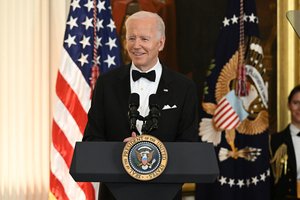 J. Bideno kalėdinis palinkėjimas Amerikai: mažiau „politinių nuodų“