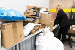 Primena dar kartą: kodėl būtina neskubėti atsiimant siuntą ir ką daryti gavus ją sugadintą