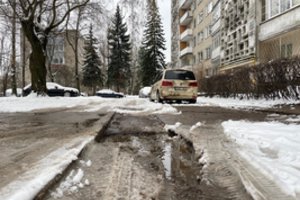 Atsakymo, kaip galėtų susiremontuoti duobėtą daugiabučio kiemą, kauniečiai laukė metus