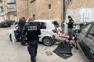 Izraelio policininkai nukovė užpuoliką, taranavusį juos automobiliu