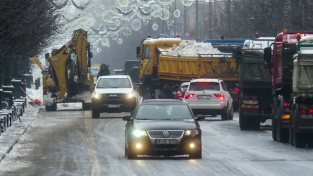 Sinoptikų prognozės Kūčioms: eismo sąlygas sunkins plikledis, vietomis – rūkas