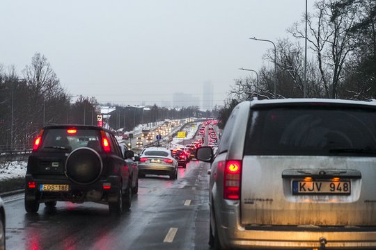 Lietuva pasitinka šventes: gatvės ir keliai – sausakimšos, keliones patariama planuoti su laiko atsarga