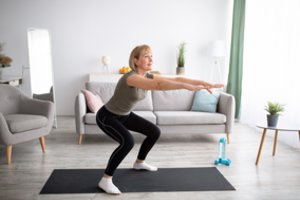 Trenerė parodė 3 lengvus pratimus, kurie tirpdys pilvo riebalus ir sustiprins nugarą