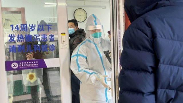 Kinijoje po atlaisvintų COVID-19 ribojimų – padaugėjusių atvejų šuolis: gyventojams stinga ryžto revakcinacijai 