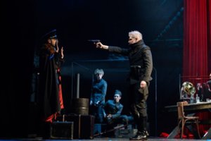 Sergejaus Loznicos spektaklio „Erinijos“ recenzija: „A la guerre comme a la guerre“