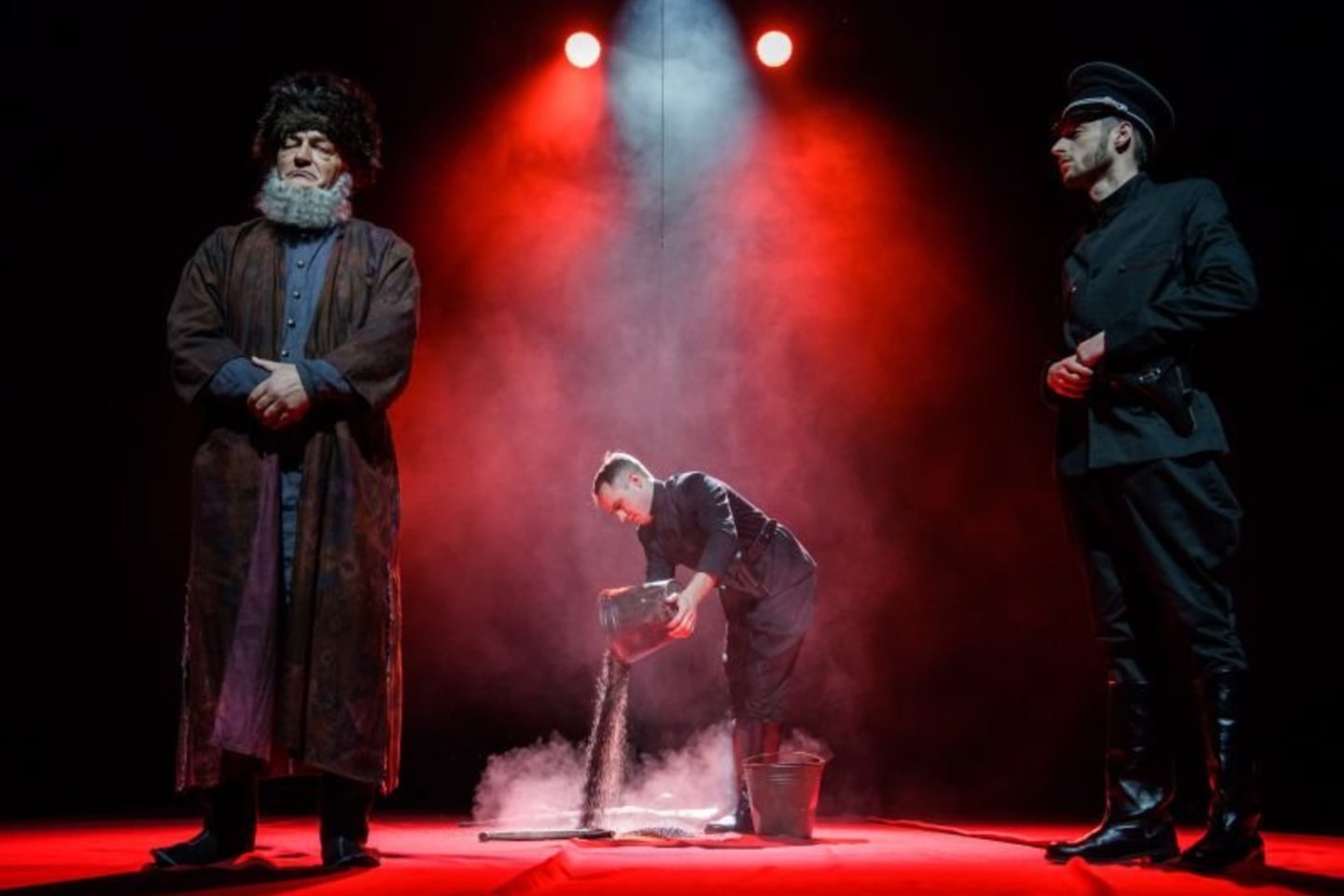 Scena iš spektaklio „Erinijos“, režisierius Sergejus Loznica (Valstybinis jaunimo teatras, 2022).<br>L.Vansevičienės nuotr. 