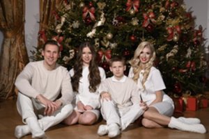 Ingos ir Aivaro Stumbrų namuose sužibo įspūdingo dydžio žaliaskarė: „Milžinę puošėme visą savaitę“