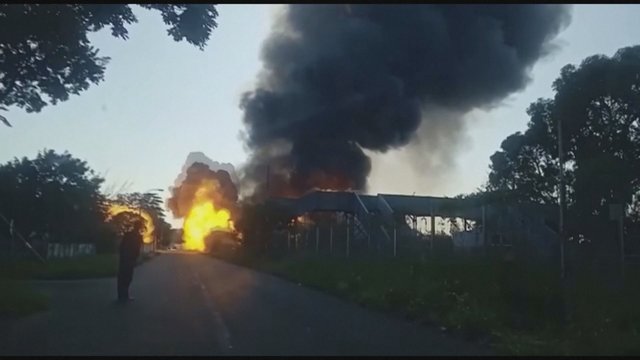 Užfiksavo galingą sprogimą PAR: tragedija įvyko dujas gabenančiam automobiliui atsidūrus po tiltu