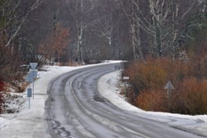 Rajoniniuose keliuose – ypač prasta situacija: slidu, prastas matomumas