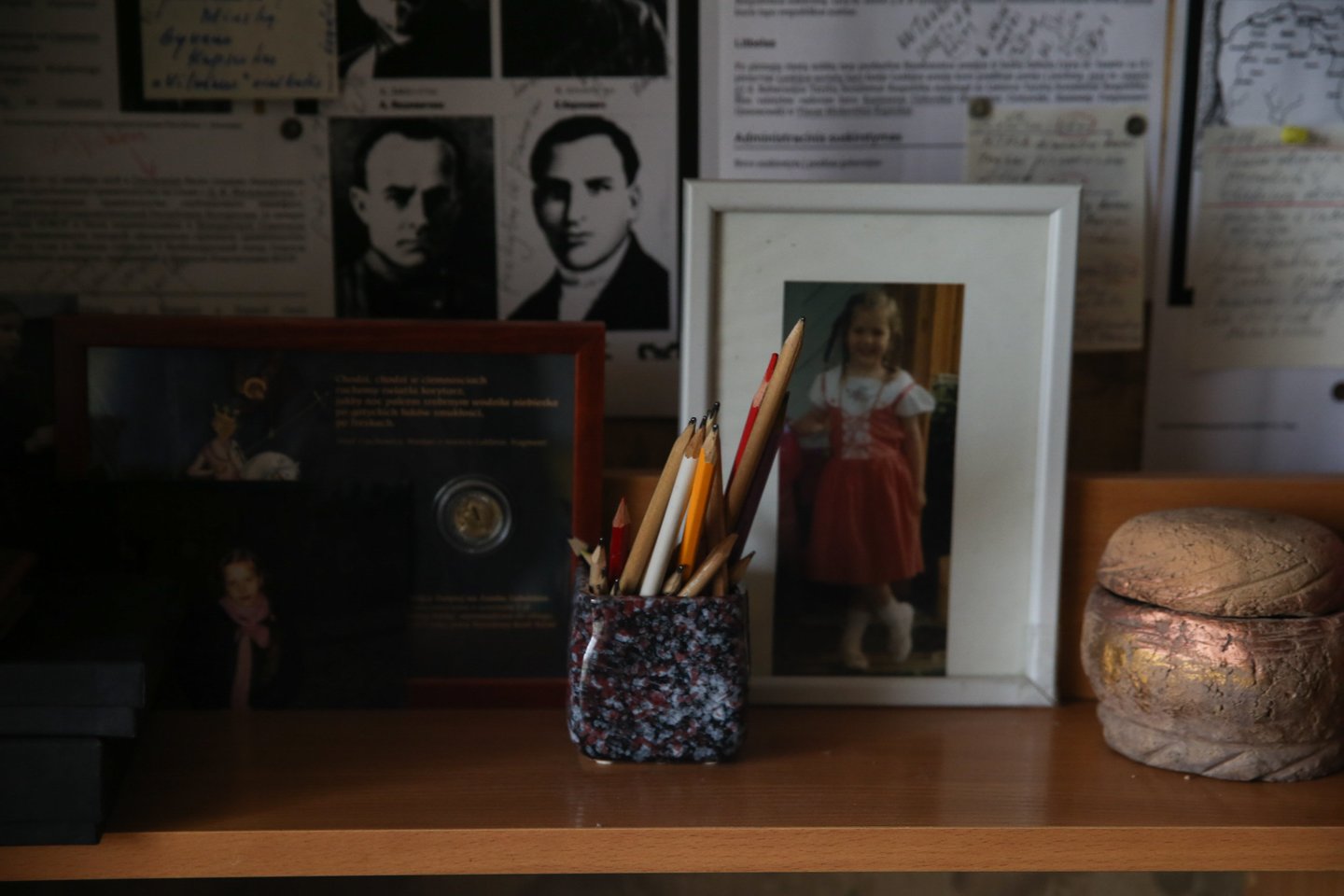 Virš darbo stalo – pieštukai, dukters Adolfinos nuotraukos, jubiliejinė 5 zlotų moneta.<br>R.Danisevičiaus nuotr.