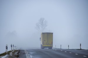 Nesibaigia išbandymai vairuotojams: naktį eismo sąlygas sunkins plikledis