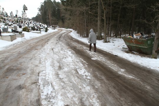Lietuvos rajoniniuose keliuose yra slidžių ruožų – eismui trukdo ir ledas, ir prispaustas sniegas 
